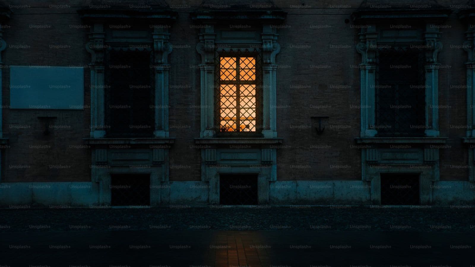 חלון מואר בודד בבניין חשוך — אהבה אפלטונית בשקט