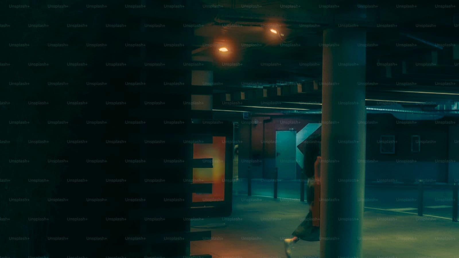 סמטה חשוכה עם אורות כתומים — האנטי-גיבור