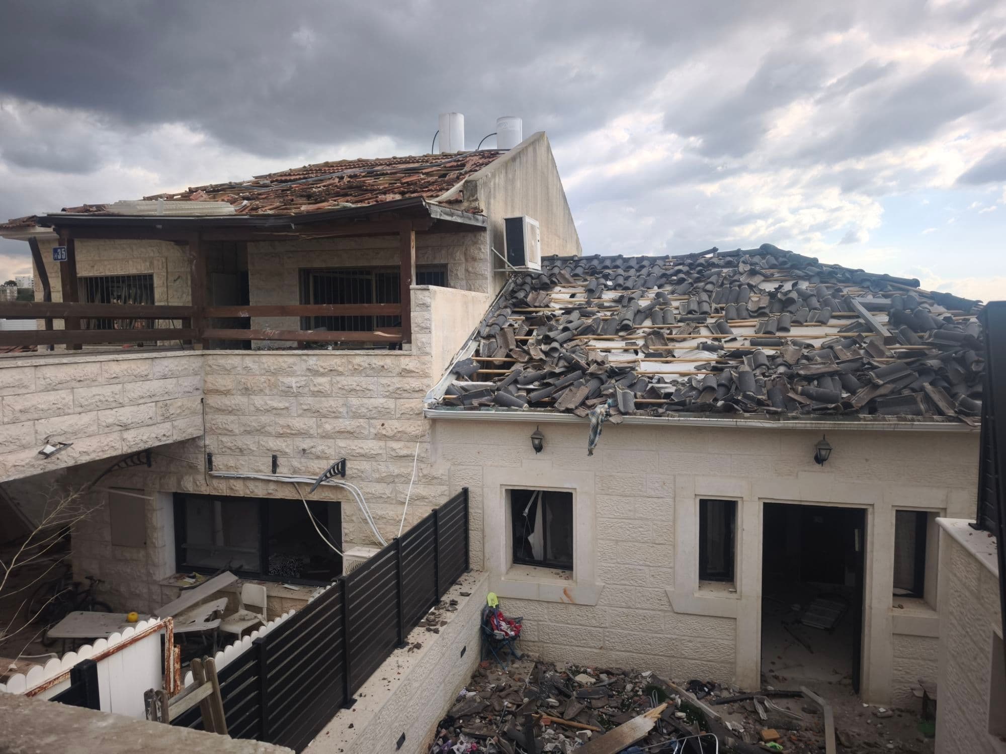 בית מגורים הרוס בבית שמש — גג רעפים שבור ומפורק לאחר פגיעת טיל ישירה